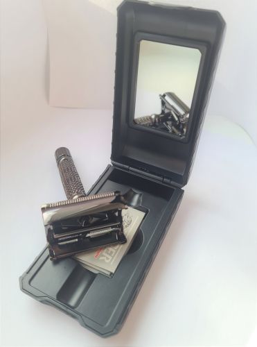Tiger holící strojek Razor Pro
